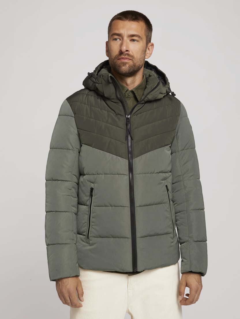  Dvobarvna prešita zimska bunda s kapuco 
