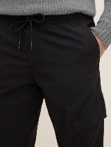 Cargo hlače s elastičnim pojasom i više džepova - Crna_972511