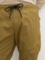 Cargo hlače s elastičnim pojasom i više džepova - Zelena_2858913