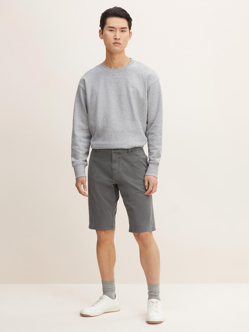  Chino kratke pantalone sa minimalnim printom 