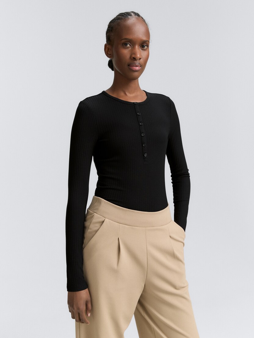 Majica s Henley izrezom - Črna