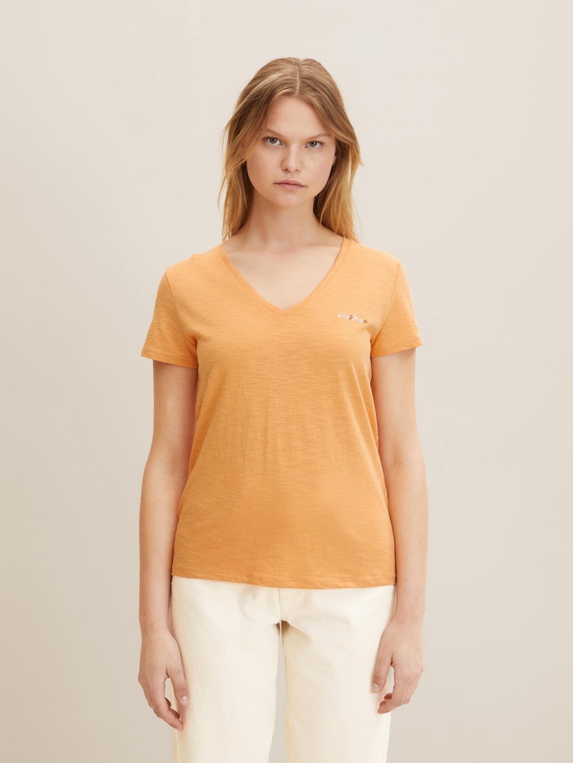 Majica z V-izrezom in majhno vezenino - Oranžna