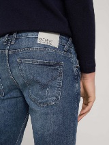 Uske traper hlače Piers ispranog izgleda s naborima na bedrima - Plava_7044864